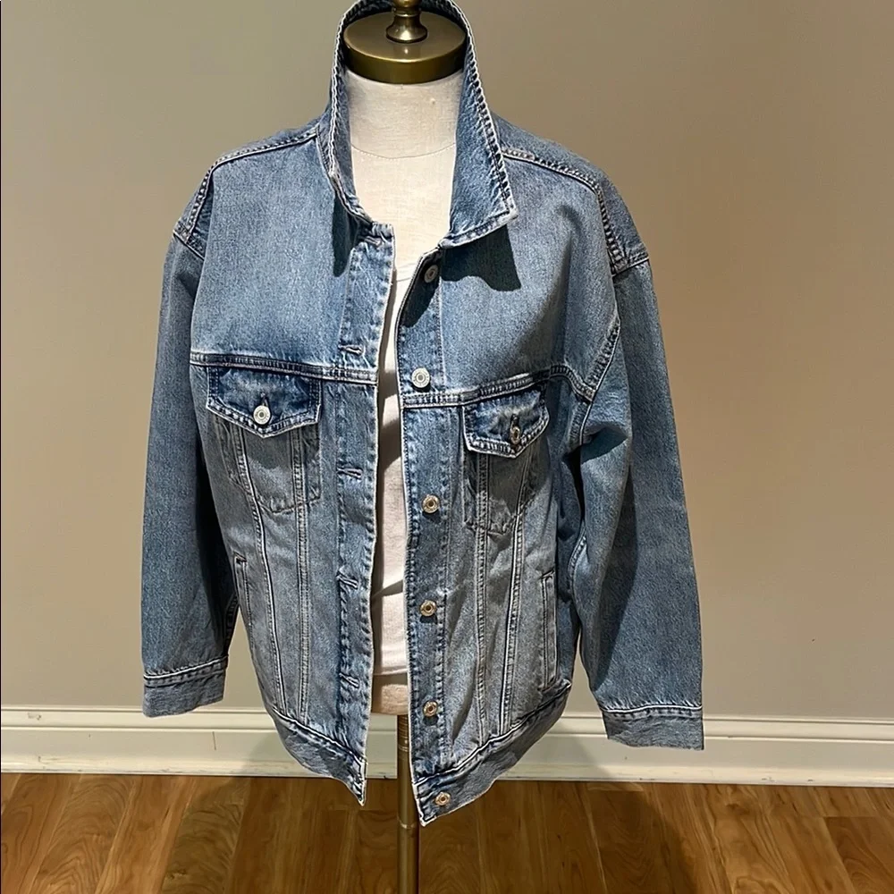 Like NEW! Gap teen oversized light wash  jean jacket size small (14-16 teen )